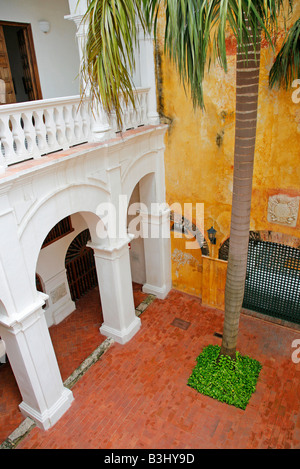 Innenhof des Palacio De La Inquisicion in der Altstadt von Cartagena de Indias, Kolumbien Stockfoto