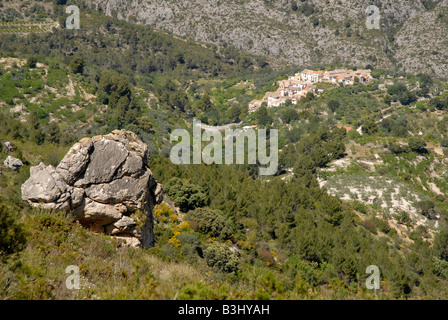 Blick zum Dorf von La Carroja, Vall de Gallinera von Sierra De La Forada, Alicante Province, Comunidad Valenciana, Spanien Stockfoto