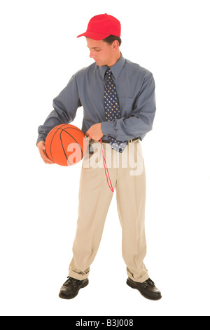 Mann in einem roten Mütze steht mit Basketball und Pfiff Stockfoto