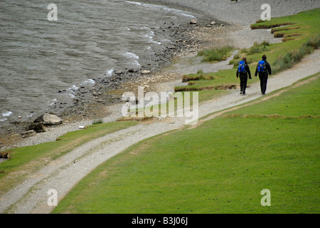 Zwei Wanderer auf Fußweg entlang der Seeufer, Buttermere, Nationalpark Lake District, England, UK Stockfoto