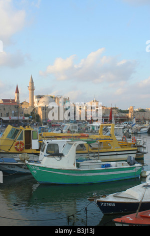 Israel Galiläa Acre der Westhafen jetzt ein Fischerhafen der El-Bahar-Moschee im Hintergrund gesehen werden kann Stockfoto