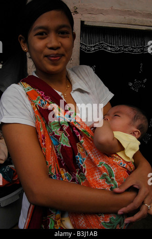 junge Mutter mit Baby, Slum-Viertel in Kuta, Bali, Indonesien Stockfoto