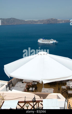 Santorini griechische Insel Kykladen Caldera Kreuzfahrtschiff in den Blick auf den Hafen von Café-Taverne-Thira-Griechenland Stockfoto