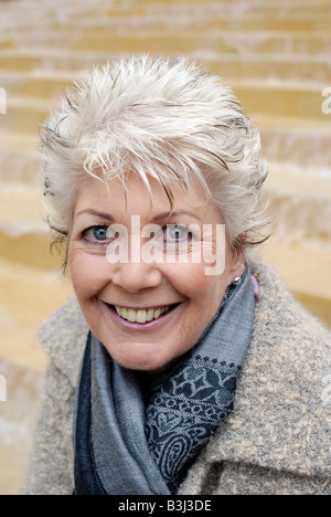 Attraktive Reife Frau mit einem gesunden, glücklichen Lächeln Stockfoto
