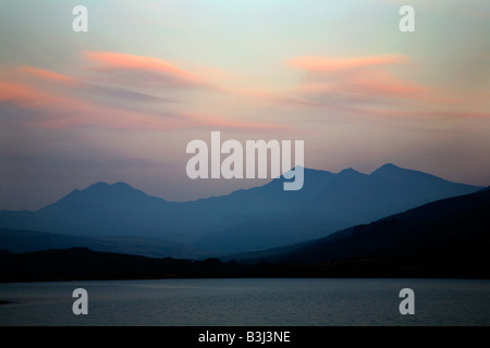 Snowdon Horseshoe bei Sonnenaufgang aus Llynnau Mymbyr Conwy Wales Stockfoto