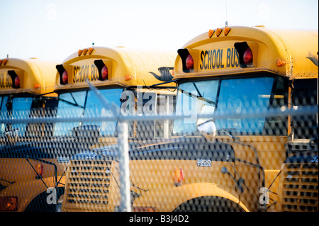 Mehrere Busse aufgereiht in einem Depot für die Schule-Saison bereit. Stockfoto