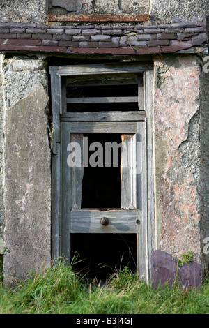 gebrochene Holztür Eingang zur verlassenen ruiniert alten irischen Bauernhaus Grafschaft, Nord-Irland Stockfoto