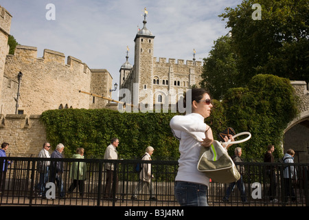 Als eine intelligente Dame geht Fuß letzten Massen von Touristen Gänsemarsch in der Gruppe Eingang des Tower of London Stockfoto