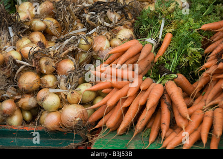 Carteret, Normandie, Frankreich. Frisches Gemüse auf einen Stand auf dem Wochenmarkt Stockfoto