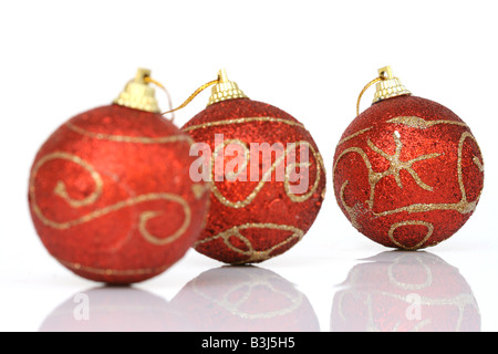 Feier-Objekte drei Christams Kugeln isoliert auf weiss Stockfoto