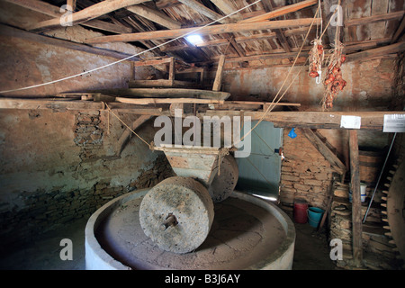 GRIECHENLAND SPORADEN KYRA PANAGIA EINE ALTE OLIVENPRESSE IM INNEREN DES GRIECHISCHEN ORTHODOXEN KLOSTERS Stockfoto