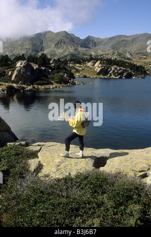 Frau Wanderer mit Karte im Massif Carlit. Pyrenäen-Orientales. Frankreich Stockfoto