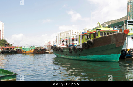 Angelboote/Fischerboote vertäut im Fischerdorf Aberdeen in Hong Kong August 2008 Stockfoto