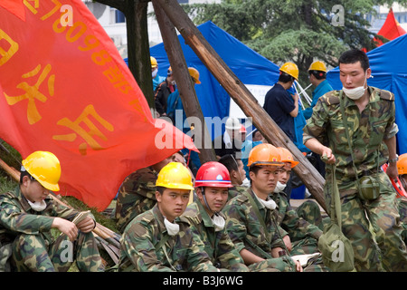 Die Rettungsaktion nach dem schweren Erdbeben von 12. Mai 2008 in Sichuan beteiligten Soldaten machen Sie eine Pause Stockfoto