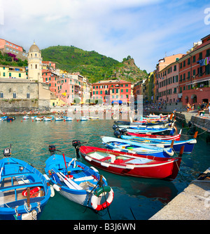 Angelboote/Fischerboote im Hafen von Vernazza, Italien. Innerhalb der Gruppe der fünf Dörfer in der Nähe seiner auch bekannt als Cinque Terre. Stockfoto