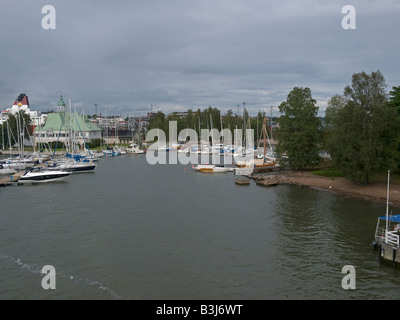 altes Holz Holzvilla Herrenhaus und Bootssteg mit Booten auf die Insel Valkosaari in der Ostsee in Helsinki Finnland Stockfoto