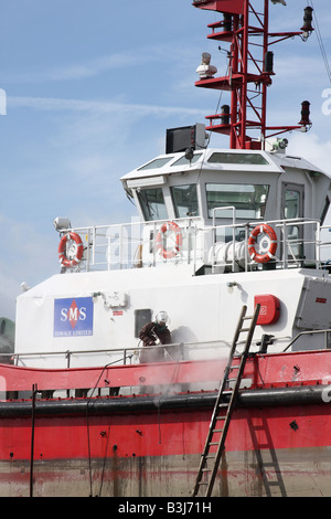 Eine Fischerei Trawler derzeit Wartungsarbeiten an Grimsby Docks, Grimsby, England, U.K Stockfoto