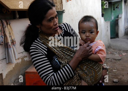 Mutter mit Kind im Slum-Viertel in Kuta, Bali, Indonesien Stockfoto