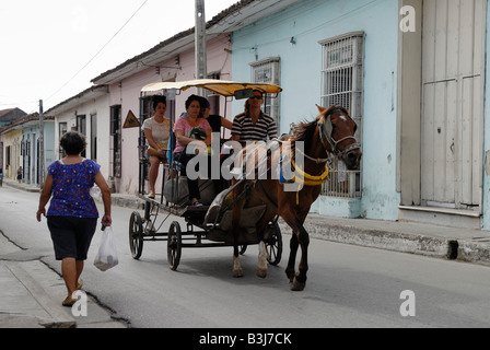 Menschen an einem Pferd gezogenen Fahrzeug in Provinz Sancti Spiritus Sancti Spiritus Kuba April 2007 Stockfoto