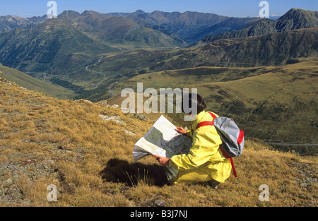 Frau Wanderer Blick auf eine Karte in den Pyrenäen, Frankreich Stockfoto