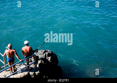 Alte Männer Angeln in den Gewässern vor den Paseo de San Telmo, Puerto De La Cruz, Teneriffa, Kanarische Inseln Stockfoto