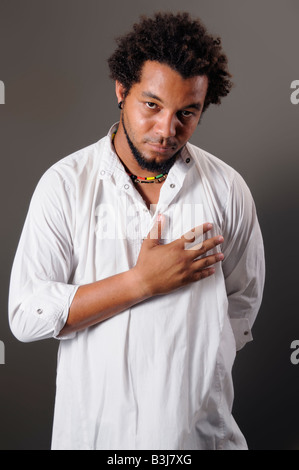 Porträt des jungen Latin-Männchen mit ernsten Ausdruck und Hand in der Brust Stockfoto