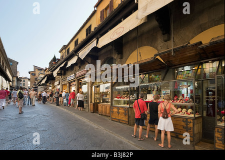 Geschäfte auf der Ponte Vecchio am späten Nachmittag, Florenz, Toskana, Italien Stockfoto