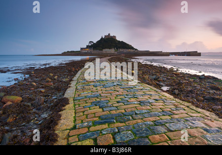 Auf die Gezeiten Causeway mit St Michaels Mount im Hintergrund Stockfoto