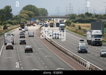 Halten Sie Abstand 2 Sparren Autobahn Fahrbahnmarkierungen und Verkehr auf M56, Cheshire, UK Stockfoto