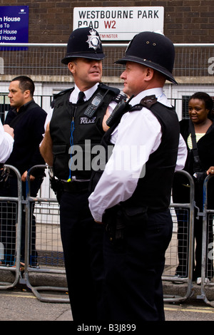 Notting Hill Carnival Parade zwei Metropolitan Polizisten in Uniform, Chat und Witz beim Zuschauer und Nachtschwärmer ansehen Stockfoto