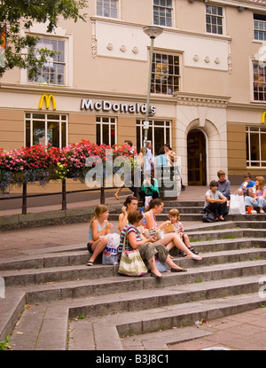 Junge Leute Essen McDonalds Fastfood auf der Straße in ...