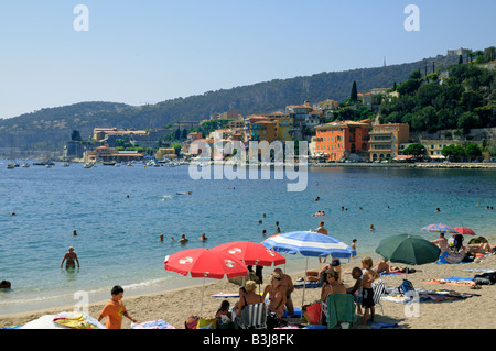 Der Strand von Villefranche-Sur-Mer in der Nähe von Nizza an der Cote d ' Azur, Côte d ' Azur, Frankreich mit der Stadt über die Bucht Stockfoto