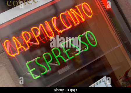 Cappuccino Espresso Neonlicht in einem Café-Fenster Stockfoto