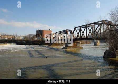 Eisenbahnbrücke über überflutet Muskingum River in Zanesville, Ohio Stockfoto