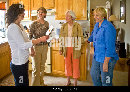 Applying Gönnern an einen 50 Jahre alten Frau s Geburtstag Party durchlesen ihrer Hostessen Geburtstagskarten Stockfoto