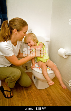 Eine Mutter bringt ihre zwei Jahre alte Tochter Toilettentraining zu Hause in Südkalifornien Stockfoto