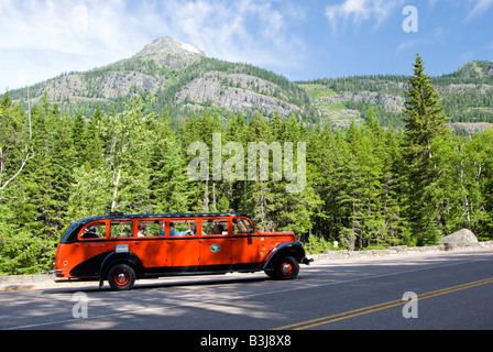 Propan angetrieben rote Tourbus in Glacier Nationalpark Montana Stockfoto