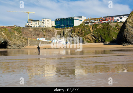 Reflexion im nassen Sand am Great Western Beach Newquay Cornwall UK Stockfoto