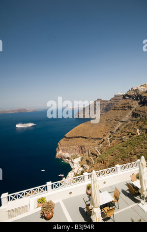 Santorini Thira griechische Insel Kykladen Kreuzfahrtschiff im Hafenblick vom Café Taverne Griechenland Stockfoto