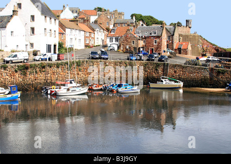 Angelboote/Fischerboote im Hafen von Crail mit Dorf im Hintergrund. Platz für text Stockfoto