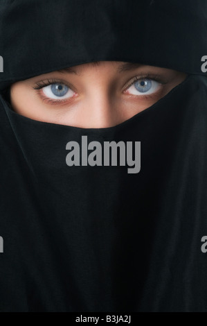Schöne blaue Augen Frau sah von innen einen Niqab Schleier Stockfoto