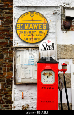 Alte Garage mit Vintage Shell Zapfsäulen und AA Kilometerstand Zeichen, Cornwall Stockfoto