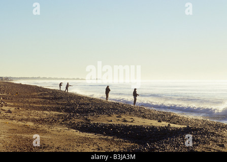 Brandungsangeln Sie am frühen Morgen mit Sonnenaufgang über Misquamicut Strand, Westerly, Rhode Island, USA Stockfoto