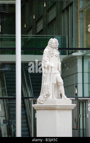 Statue von Sir Hans Sloane und modernes Bürogebäude im Duke of York Square King s Road Chelsea London England Stockfoto