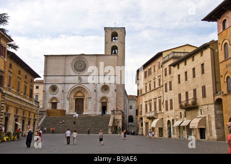 Kathedrale Santa Maria Assunta Todi Perugia Umbrien Italien Piazza del Popolo Platz, Ort Rosette lateinisches Kreuz weißen Fassade, Stockfoto