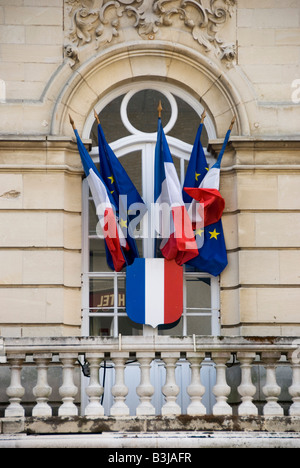 Coutances, Normandie, Frankreich. Französisch und EU-Flaggen auf der Vorderseite der Mairie (Rathaus) Stockfoto