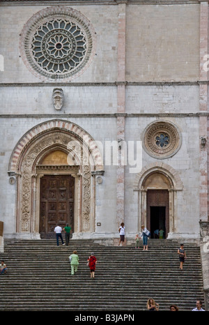 Kathedrale Santa Maria Assunta Todi Perugia Umbrien Italien Piazza del Popolo Platz, Ort Rosette lateinisches Kreuz weißen Fassade, Stockfoto