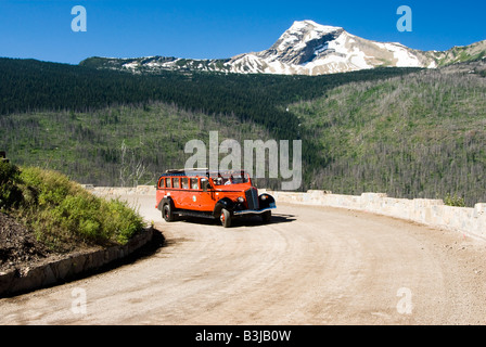 Propan angetrieben rote Tourbus auf dem werde die Sun Road im Glacier Nationalpark Montana Stockfoto