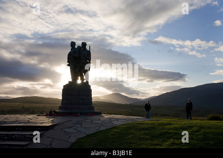 Zwei Besucher zollen am zweiten Weltkrieg bronze Commando Memorial am Spean Bridge, Schottland Stockfoto