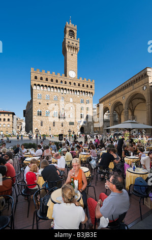 Cafe Bar vor dem Palazzo Vecchio auf der Piazza della Signoria, Florenz, Toskana, Italien Stockfoto